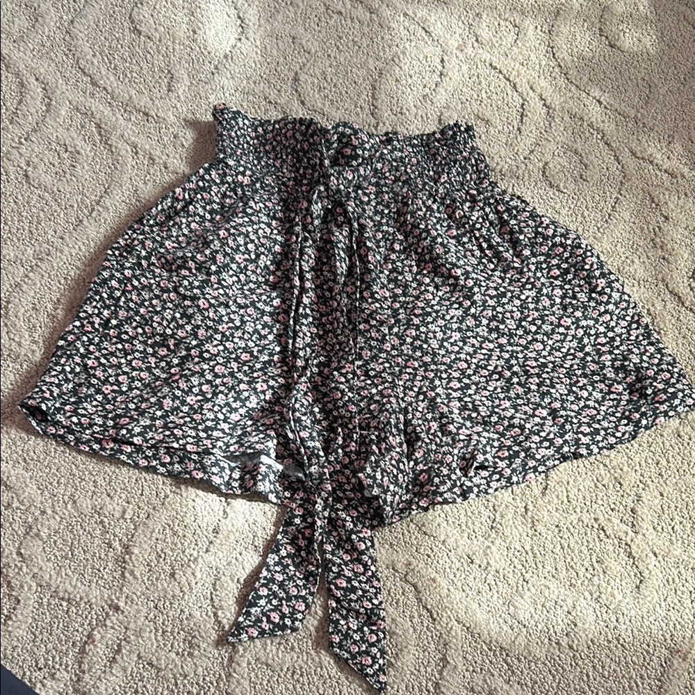 Hollister || Floral Print High-Waisted Shorts